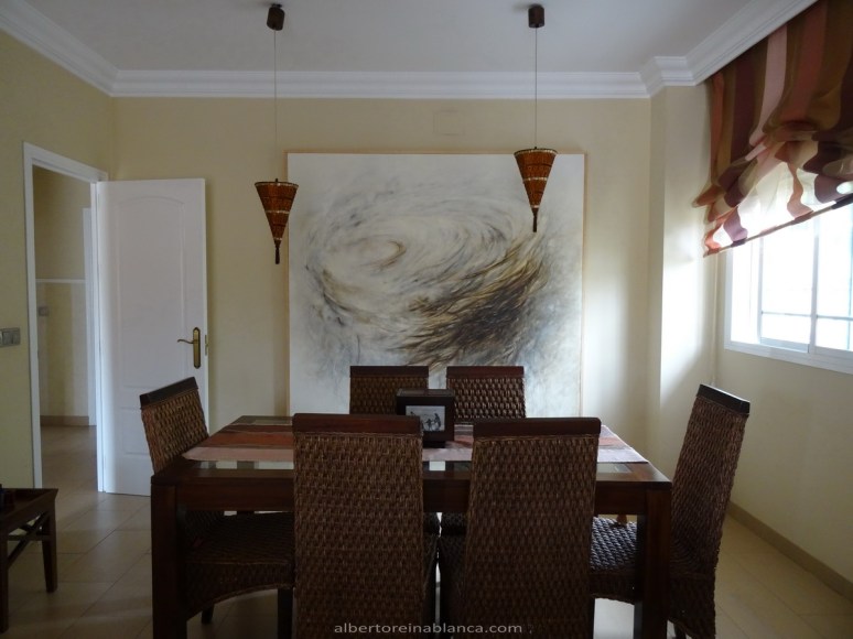 zona-de-comedor-con-cuadro-al-fondo